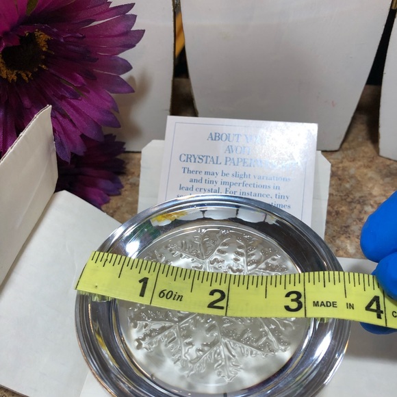 Vintage Avon Individually Made Crystal Snowflake Paperweight In Original Box - Picture 14 of 16